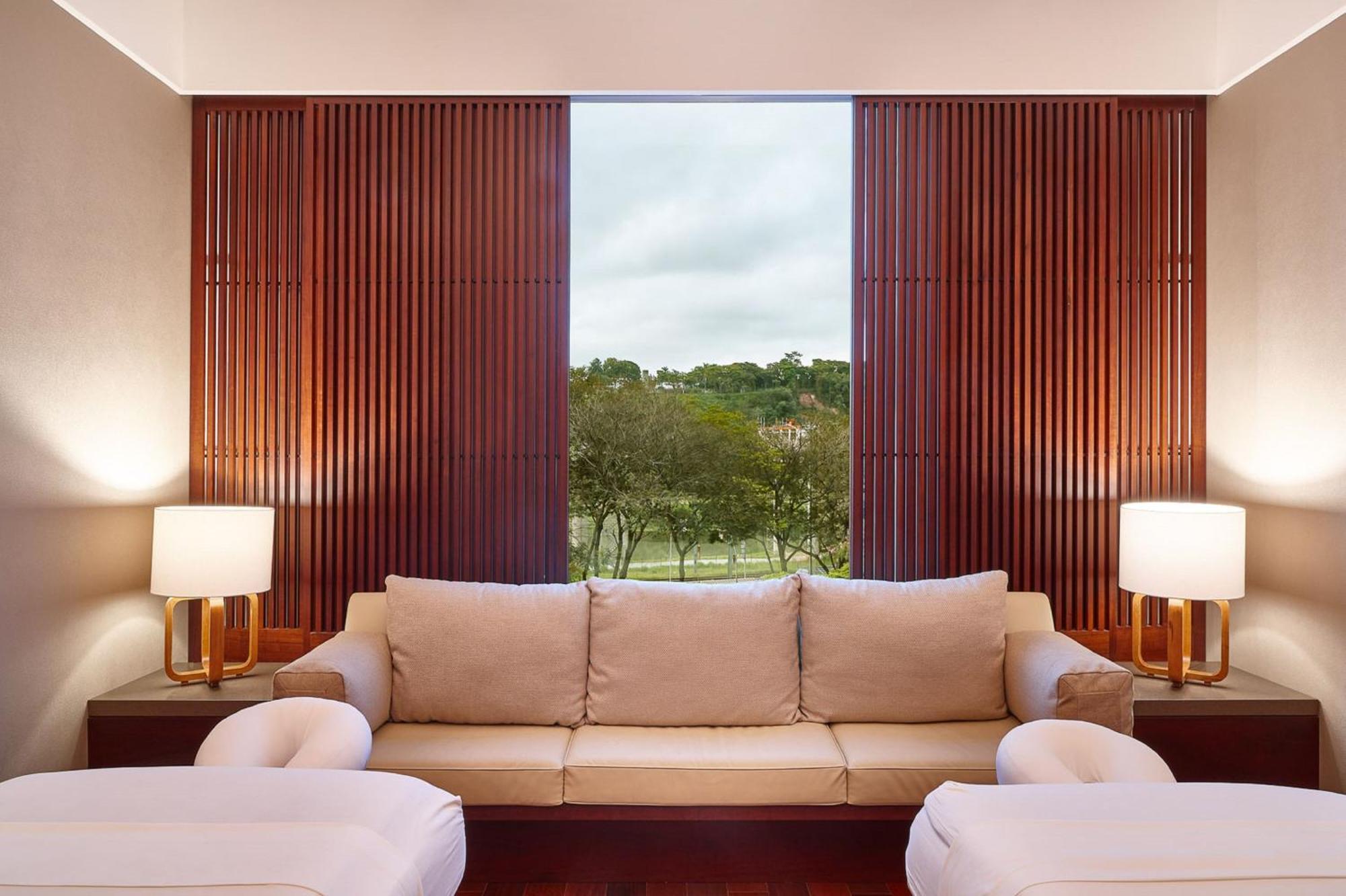 Four Seasons At Nacoes Unidas Hotel 5*